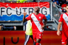 Yoann Cathline juicht na een goal voor FC Utrecht