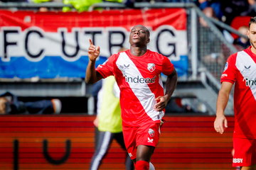 Yoann Cathline juicht na een goal voor FC Utrecht