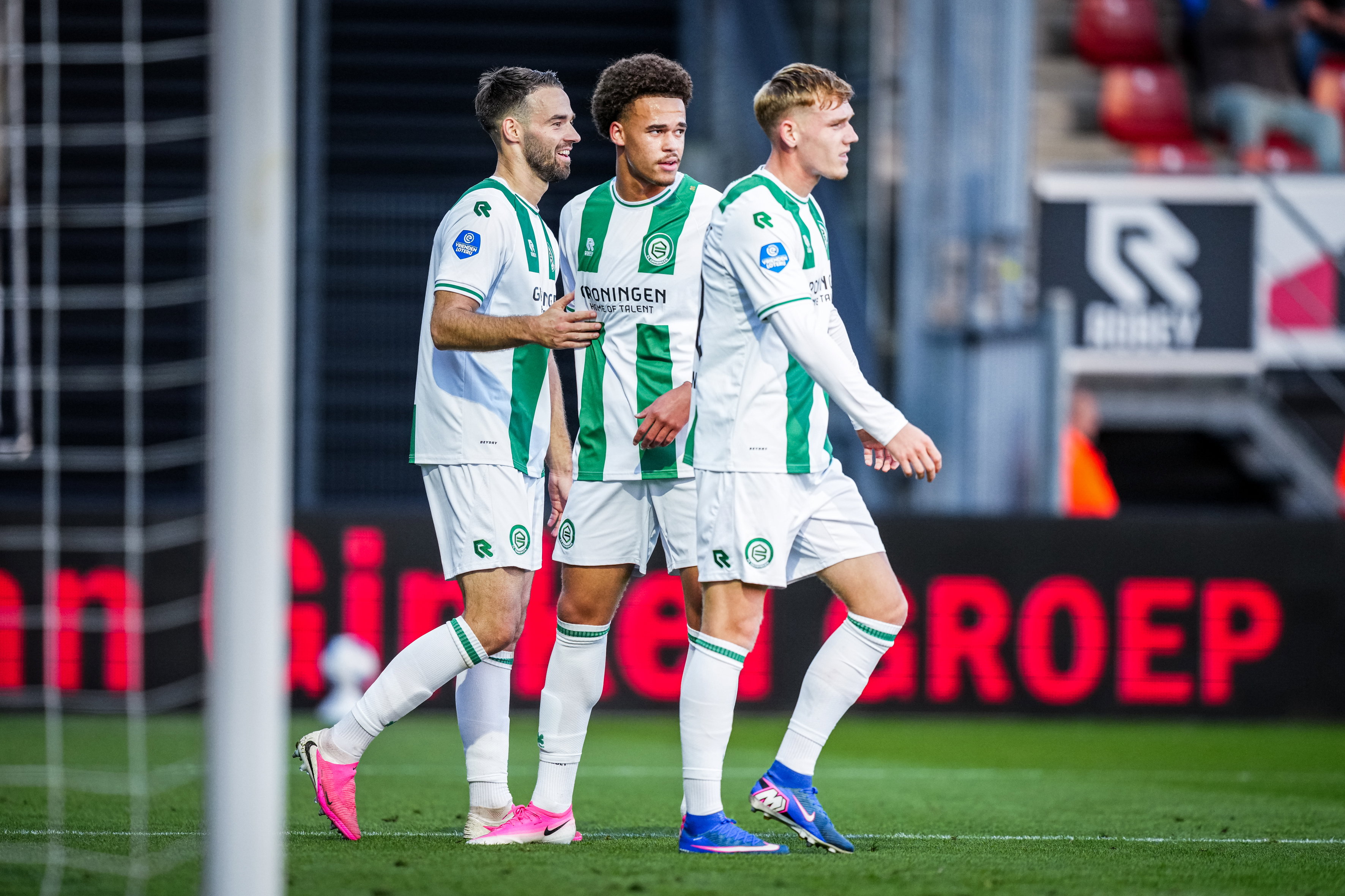 Marco Rente juicht na zijn goal