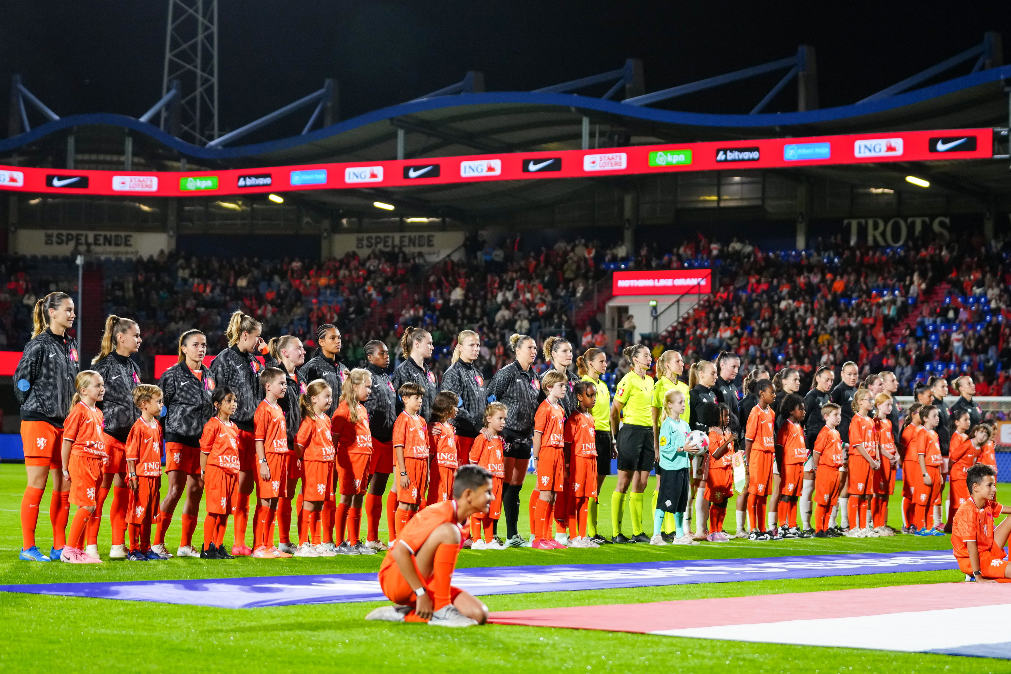 De OranjeLeeuwinnen tijdens het Wilhelmus in Tilburg