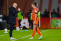 Arjan Veurink geeft instructies aan OranjeLeeuwinnen-captain Dominique Janssen