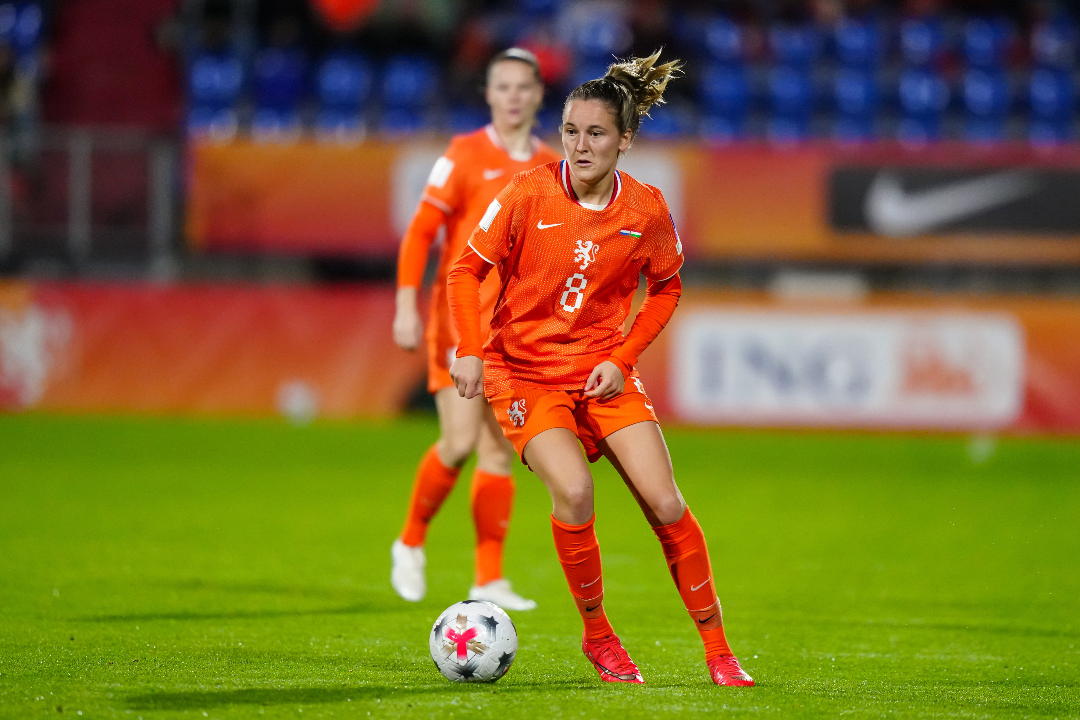 Wieke Kaptein aan de bal namens de OranjeLeeuwinnen