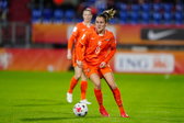Wieke Kaptein aan de bal namens de OranjeLeeuwinnen