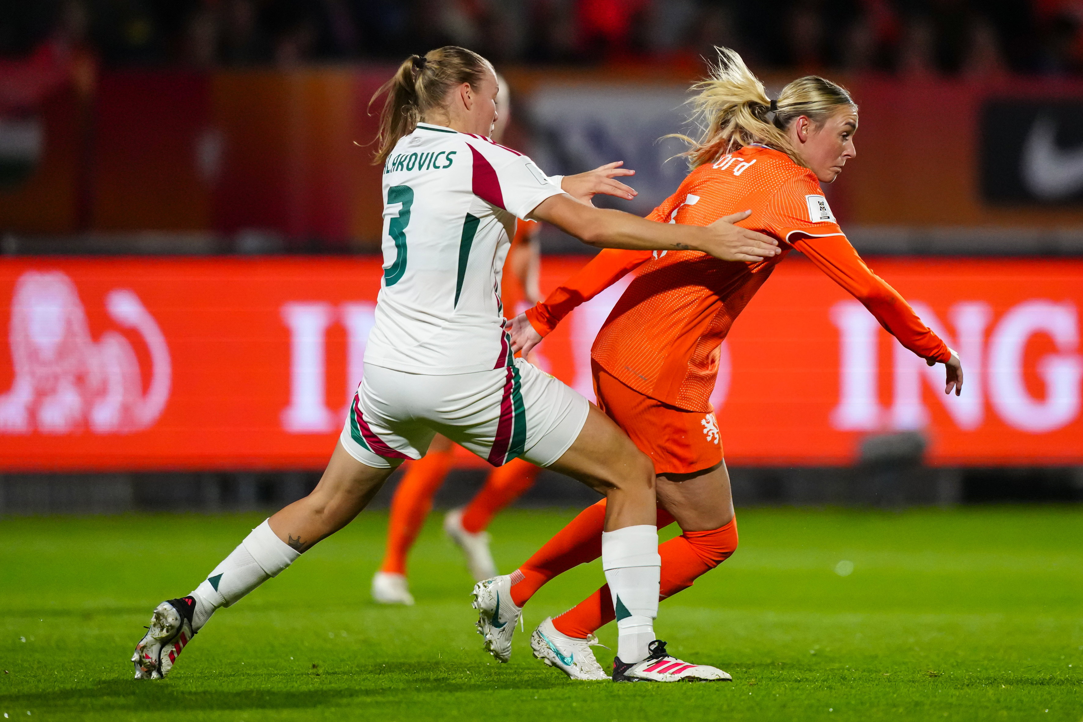Jill Roord in actie namens de OranjeLeeuwinnen tegen Hongarije