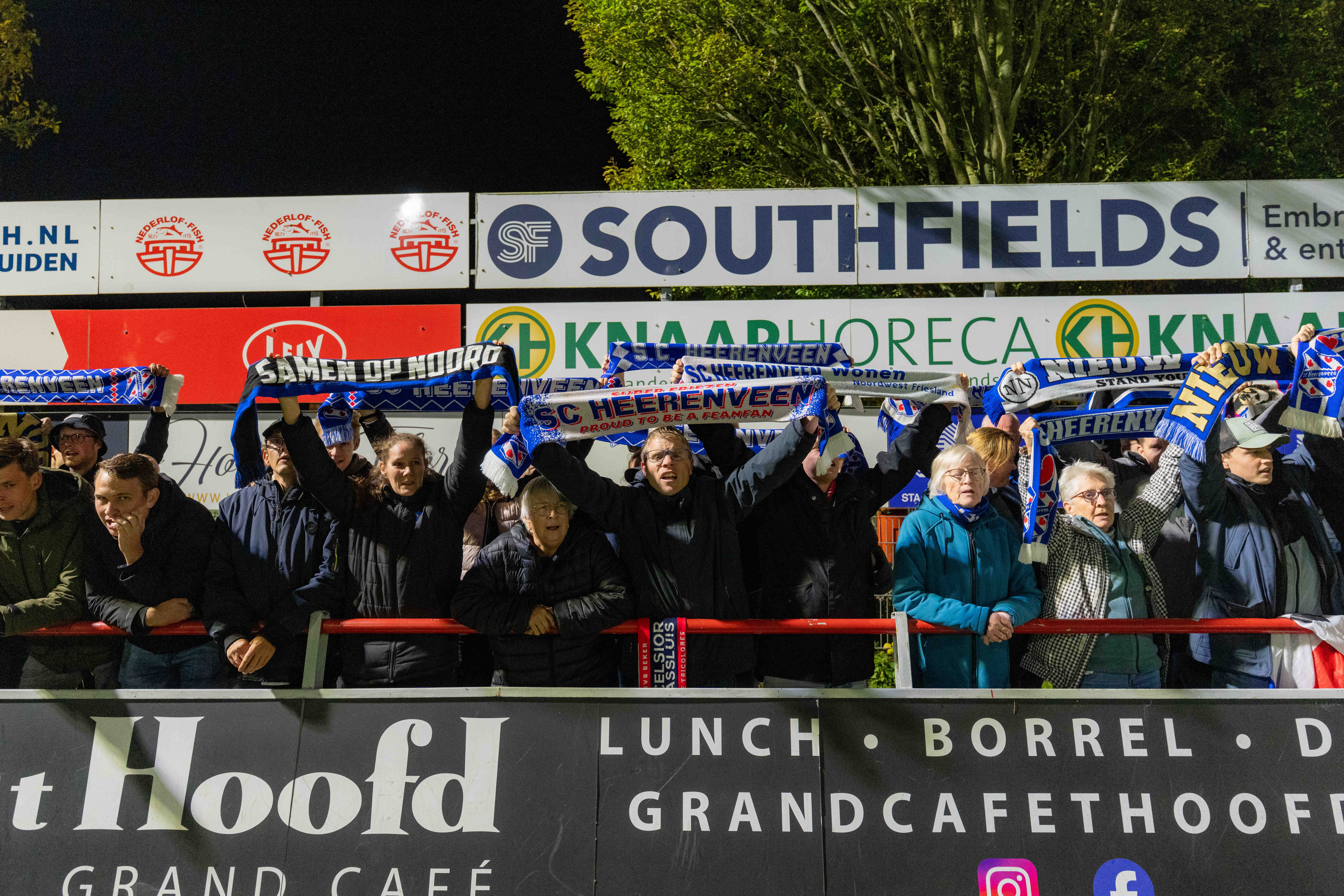 Veldman wijst naar SC Heerenveen-fans: 