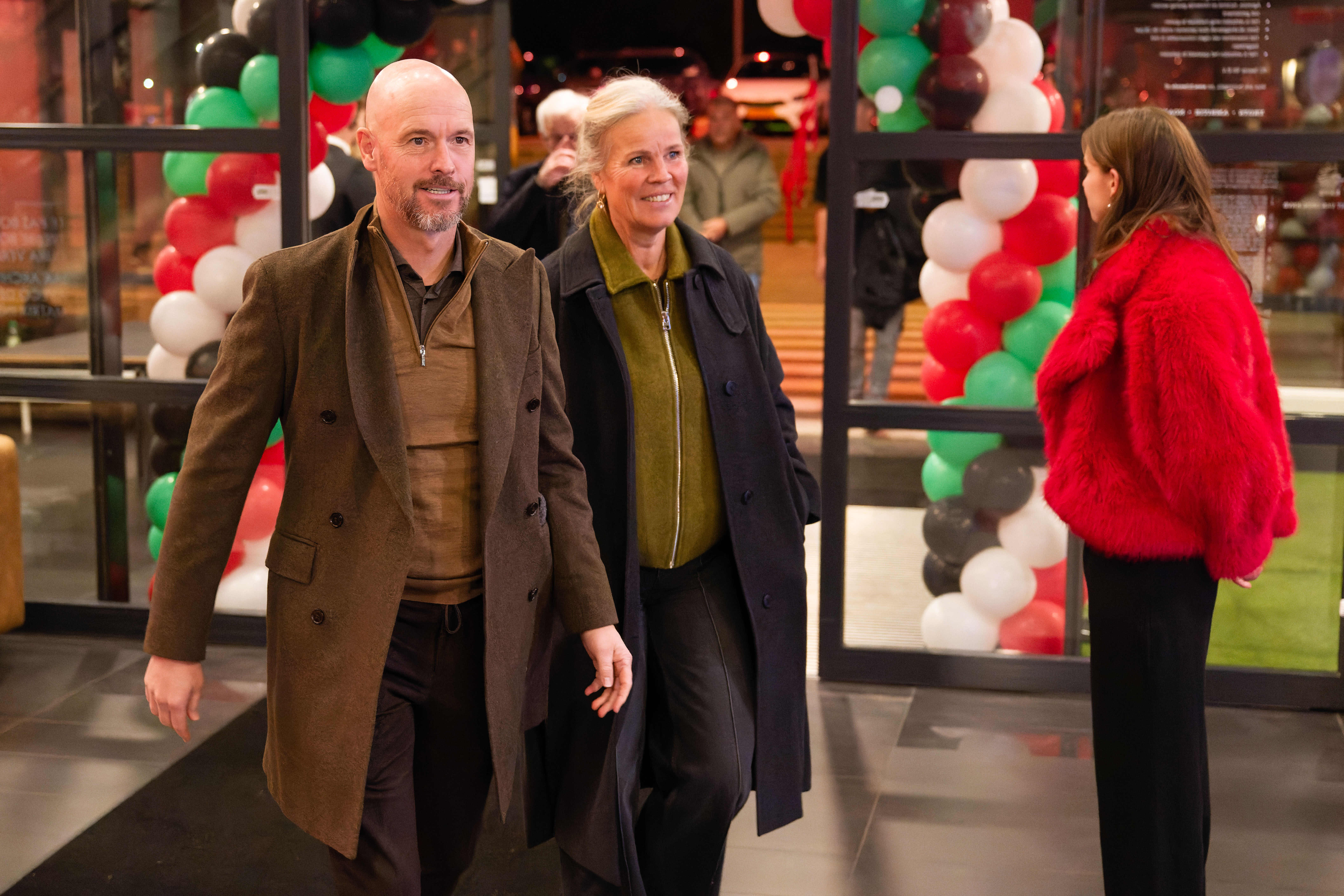 Erik ten Hag met zijn vrouw voor FC Twente - Schalke 04