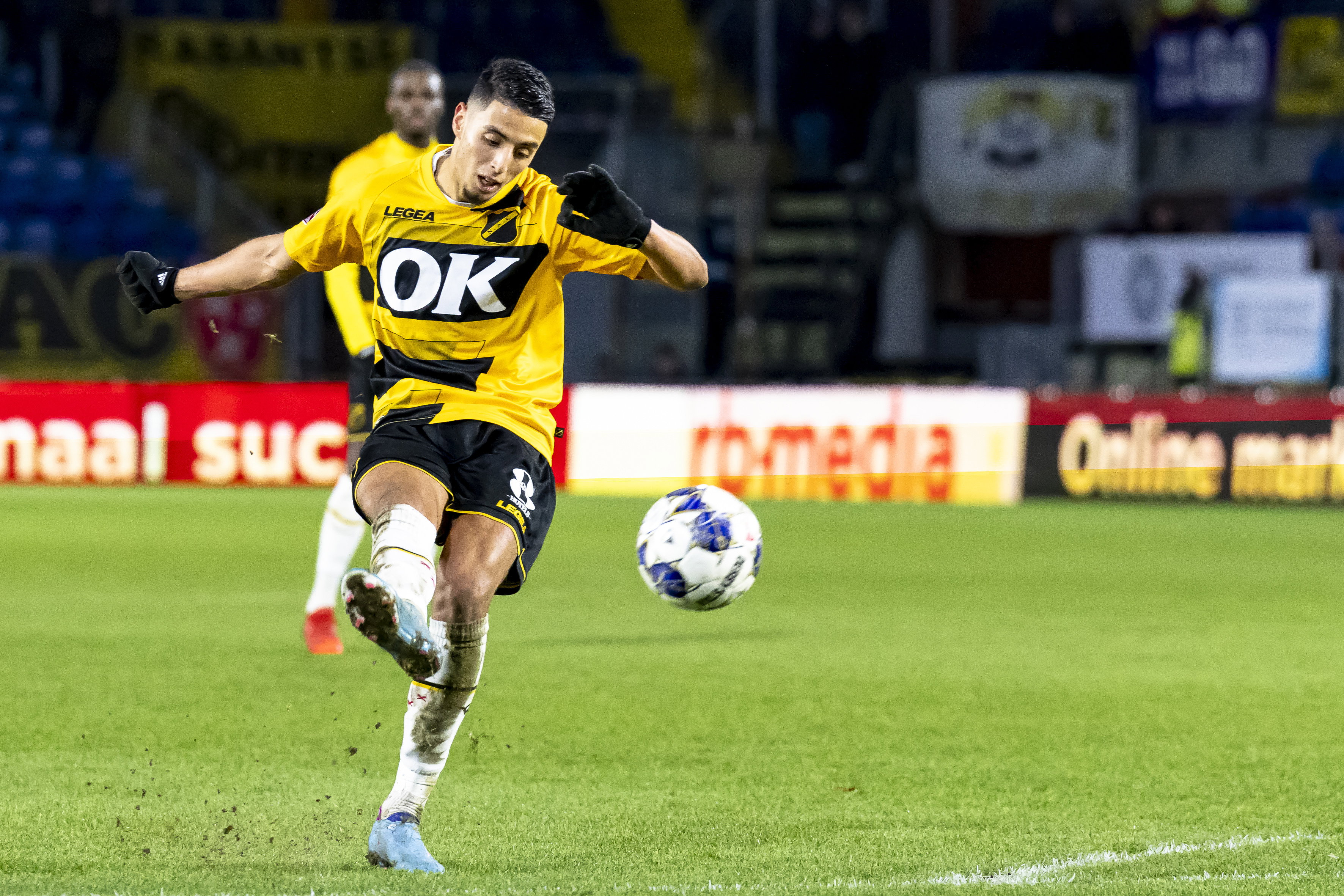 Naoufal Bannis in het shirt van NAC Breda
