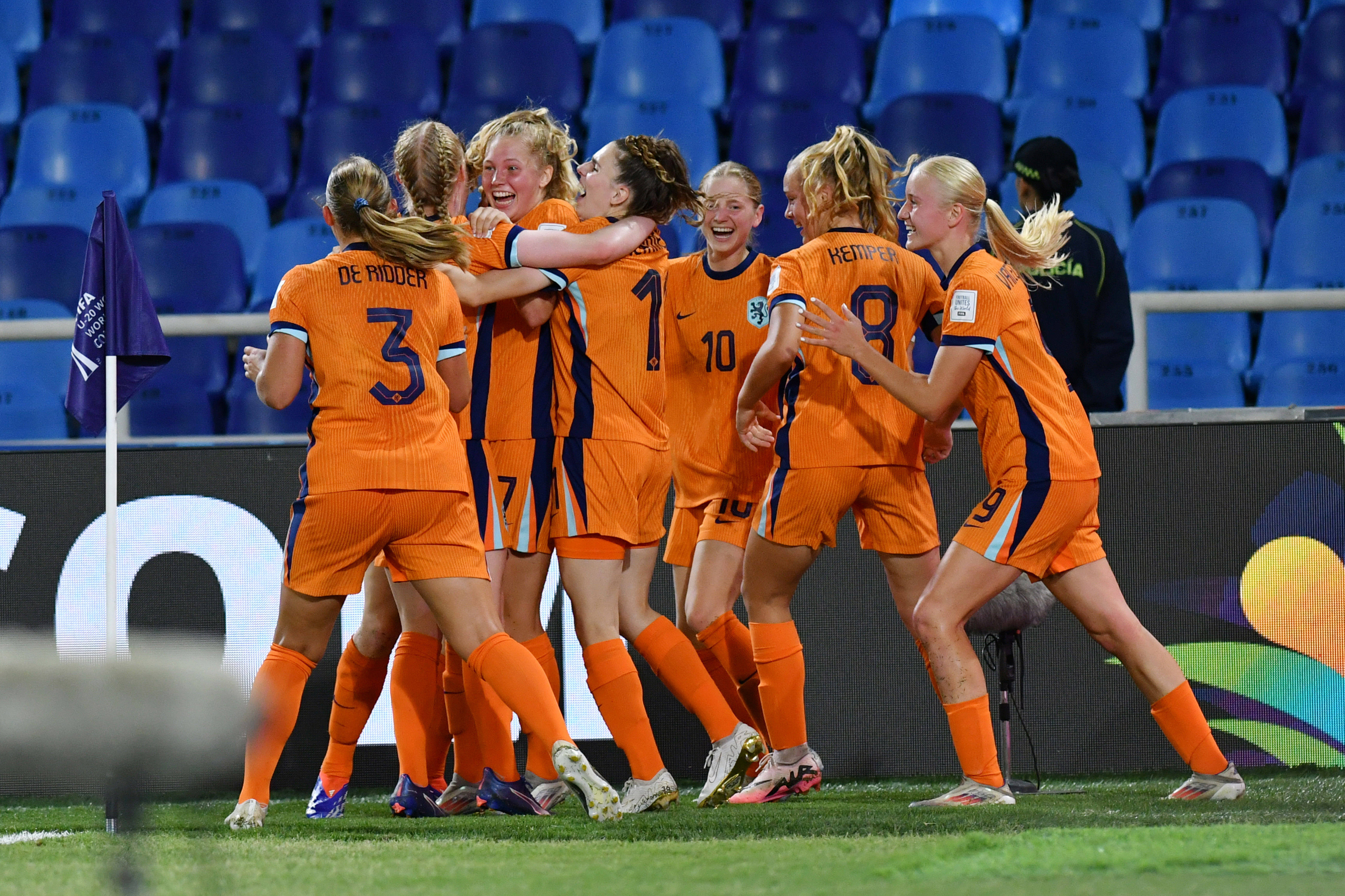 Oranje O20 juicht na een goal van Veerle Buurman