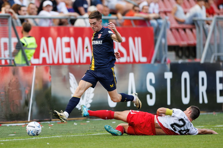 Nick Viergever tackelt Daan Rots