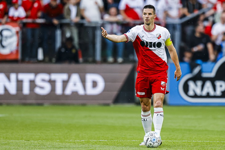 Nick Viergever tegen Go Ahead Eagles
