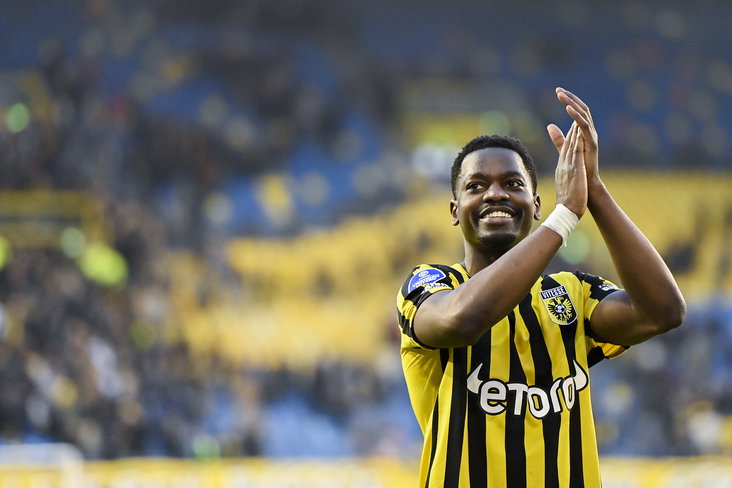 Nicolas Isimat-Mirin klapt naar de meegereisde PSV-fans in het Gelredome