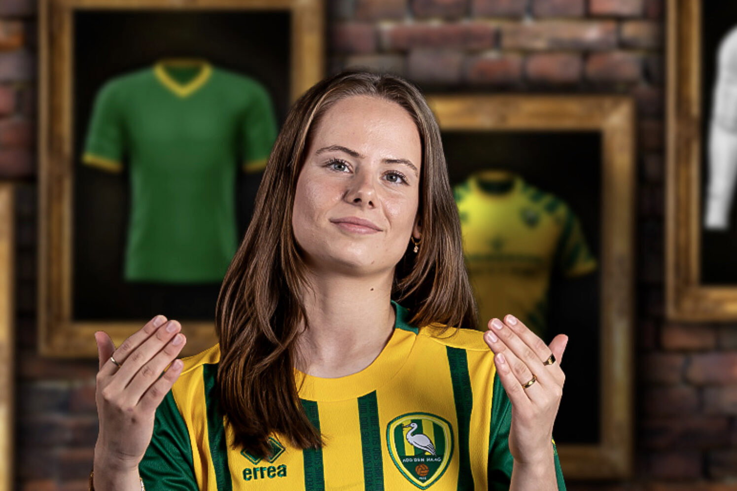 Nienke Mulder in het nieuwe thuisshirt van ADO Den Haag