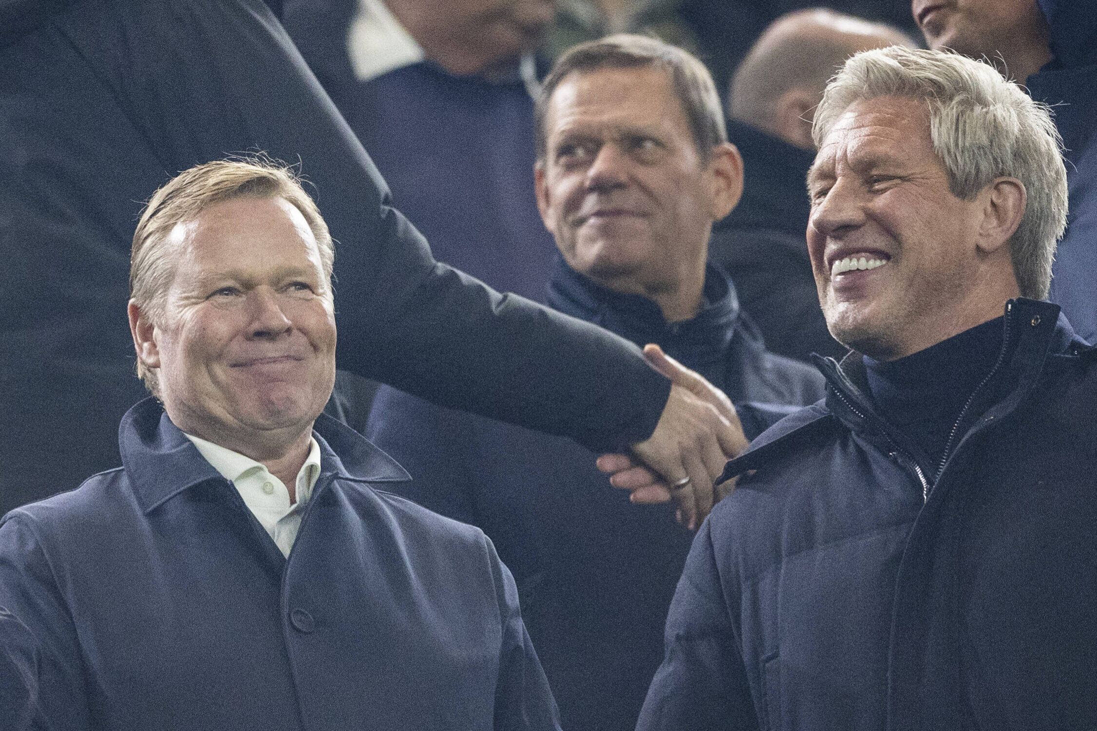 Ronald Koeman en Marcel Brands, met Frank Arnesen op de achtergrond