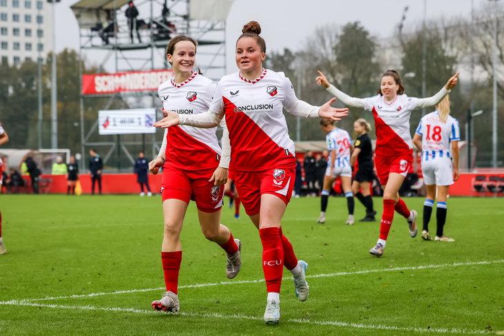 Nikita Tromp juicht na haar goal voor FC Utrecht