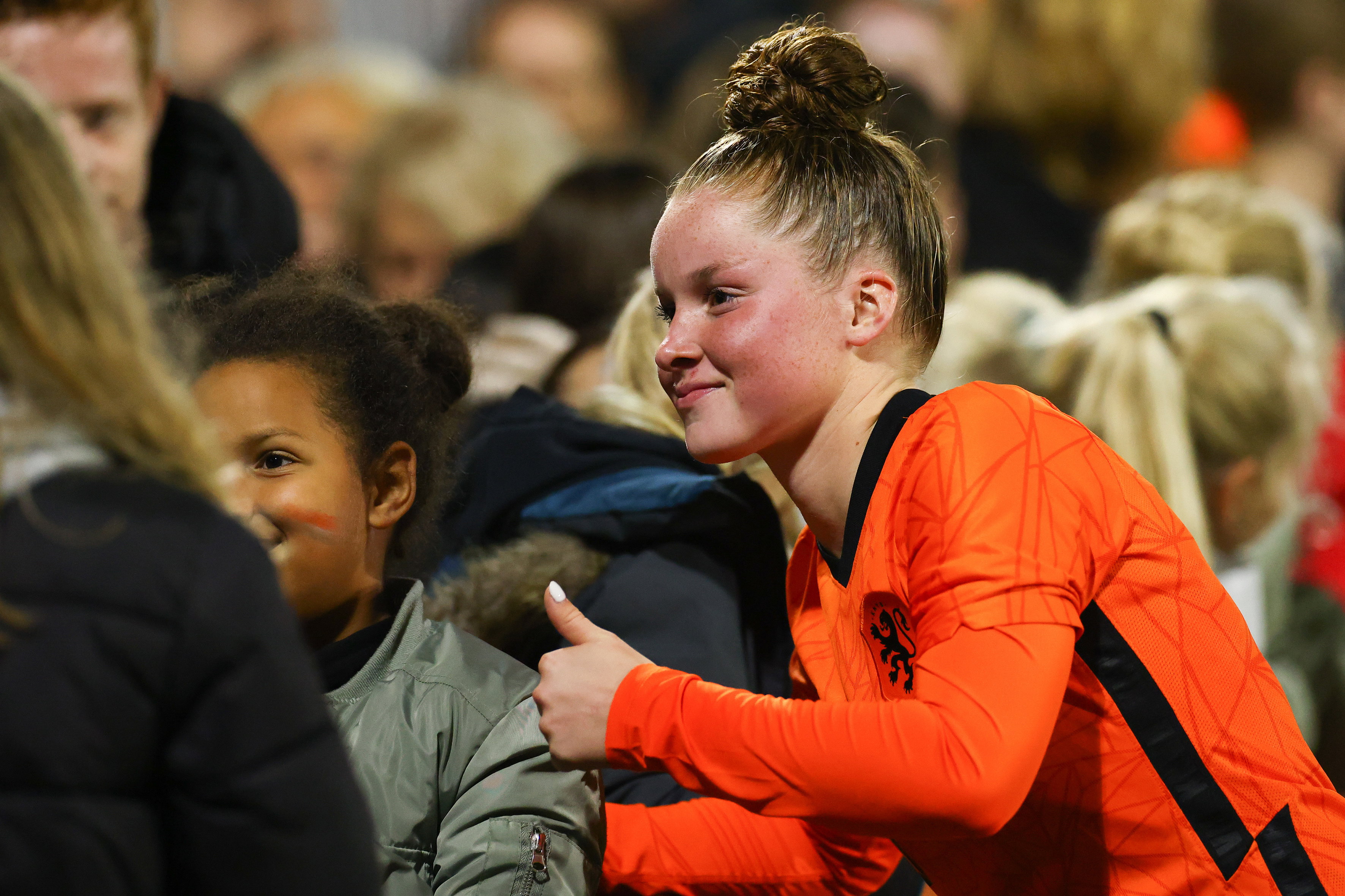 Nikita Tromp gaat op de foto met fans