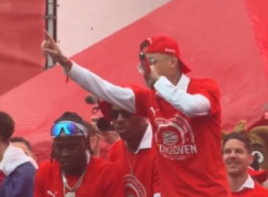 Noa Lang bij de huldiging