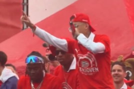 Noa Lang bij de huldiging