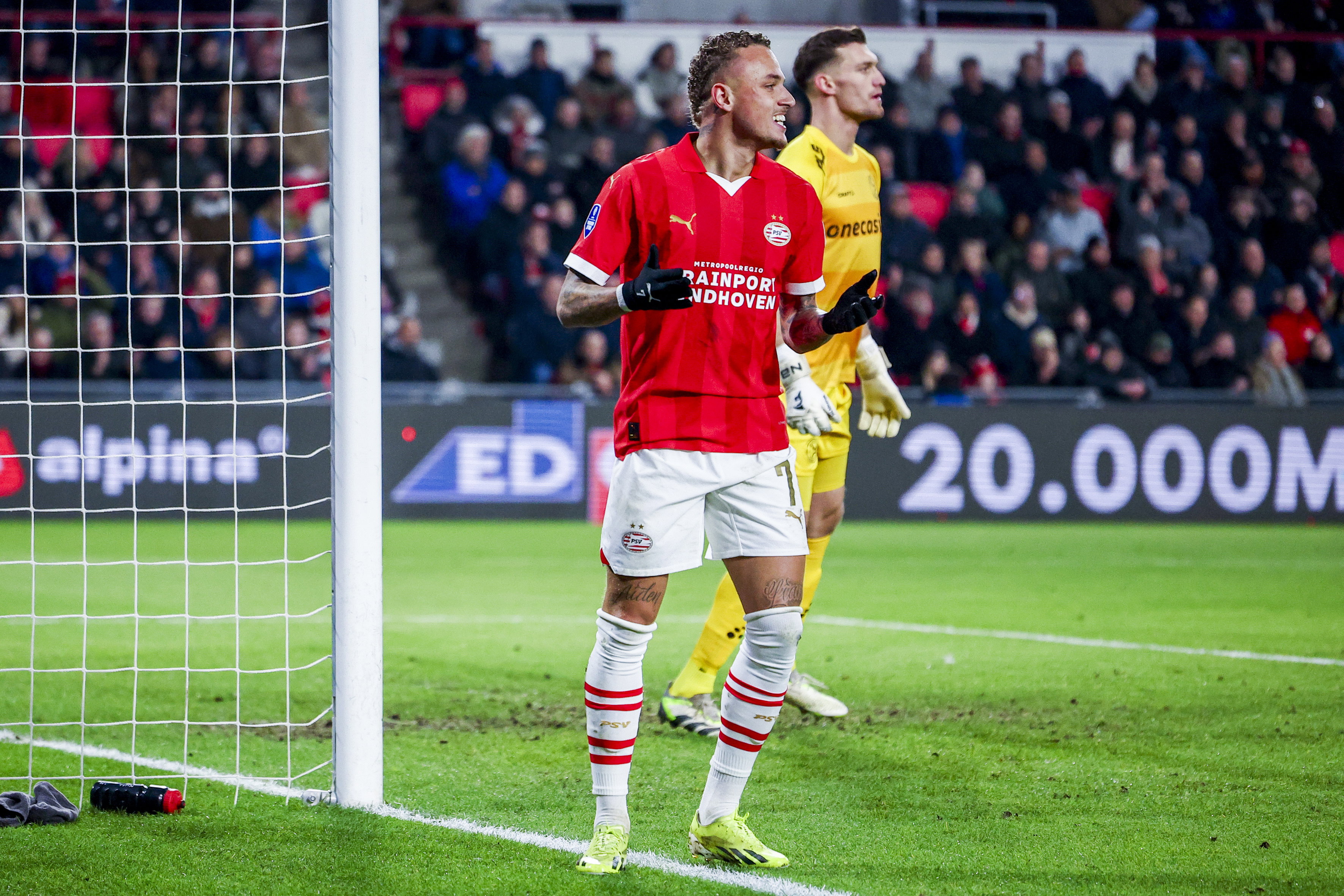 Noa Lang in het Philips Stadion tegen Almere City