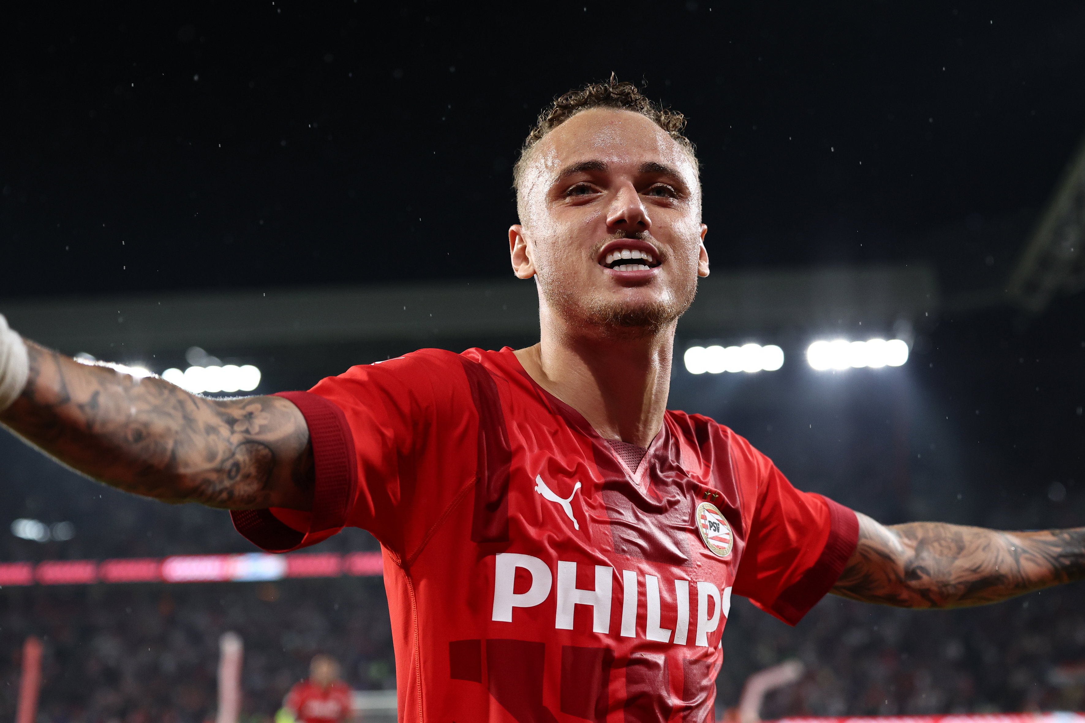 Noa Lang viert een treffer in het speciale PSV-shirt met Philips op de borst