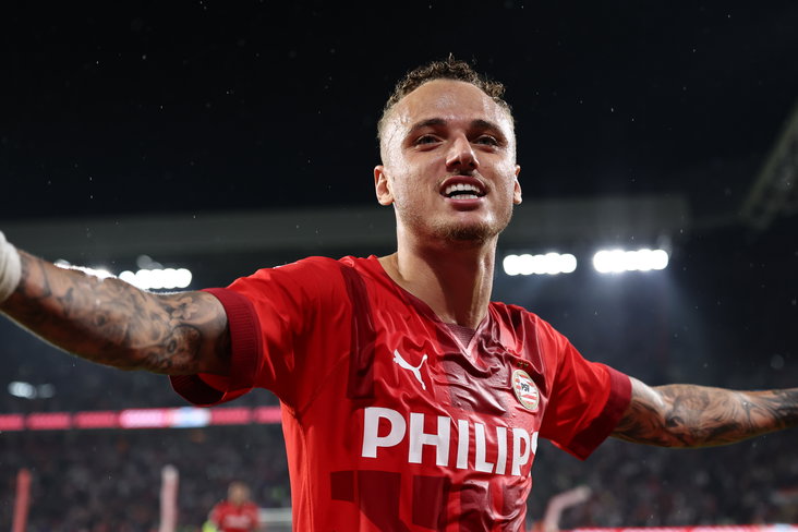 Noa Lang viert een treffer in het speciale PSV-shirt met Philips op de borst