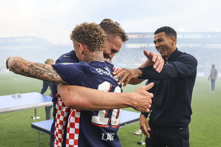 Noa Lang omhelst Luuk de Jong