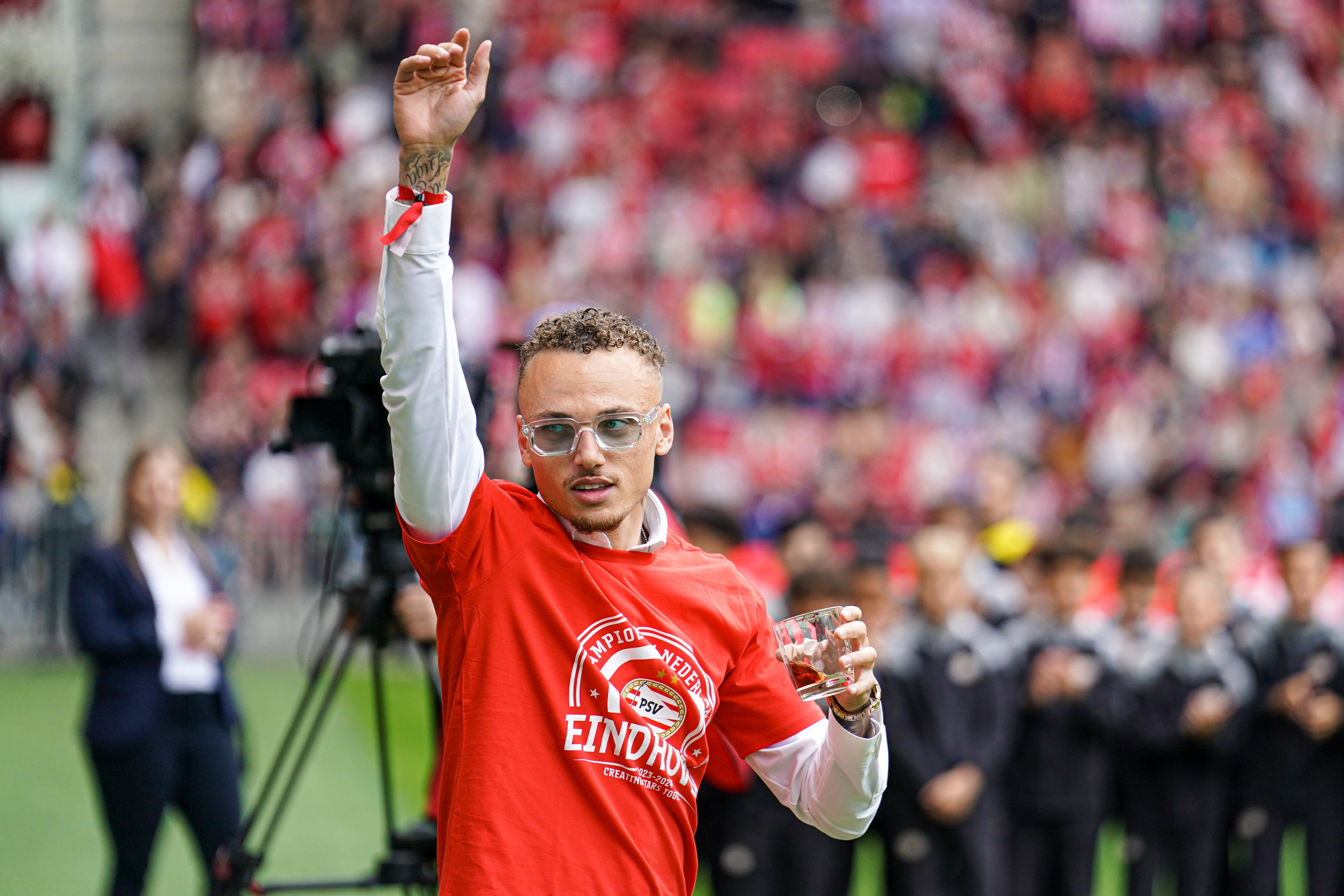 Noa Lang viert de titel in het Philips Stadion