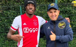 Noni Madueke in een Ajax-shirt