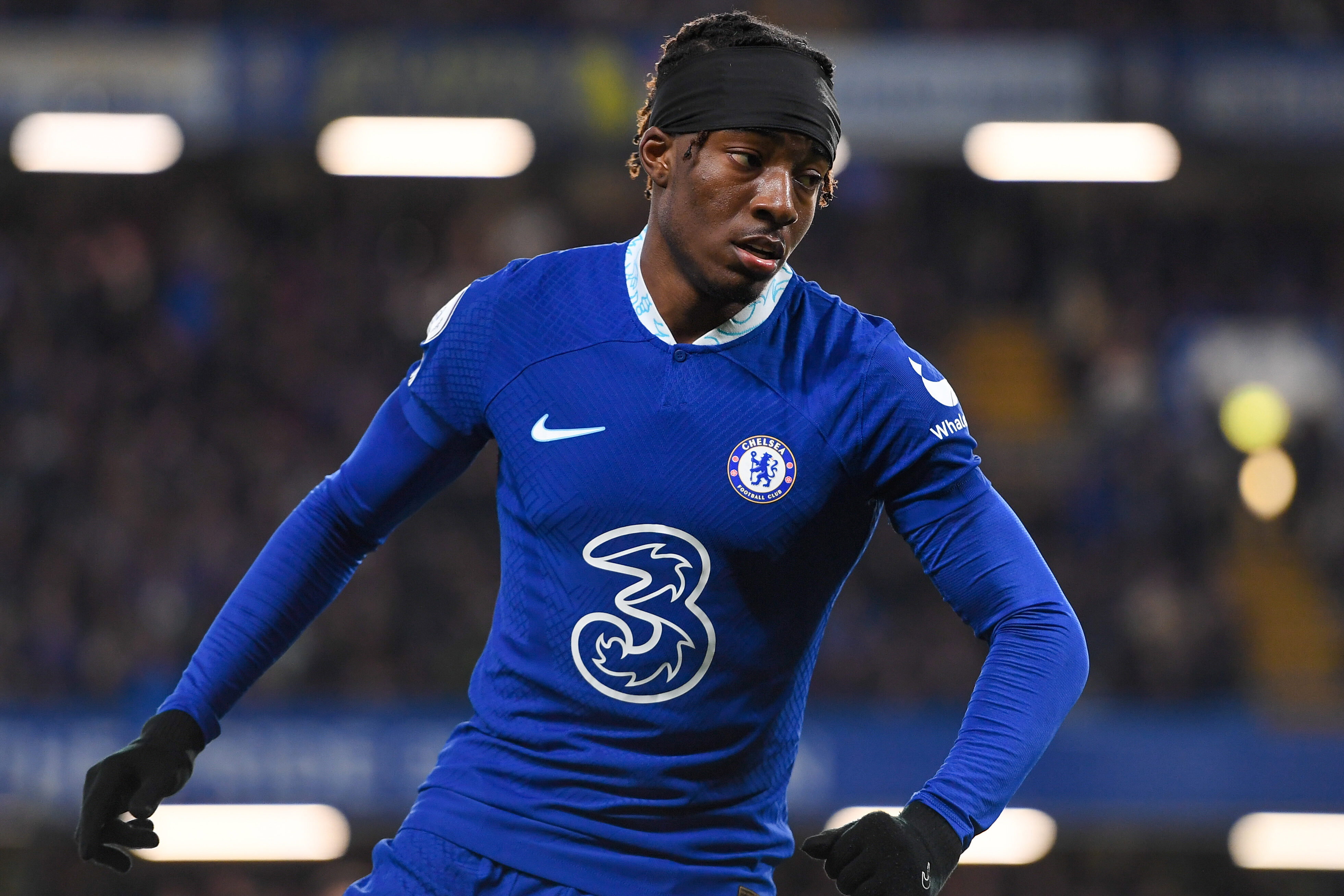 Noni Madueke in het shirt van Chelsea