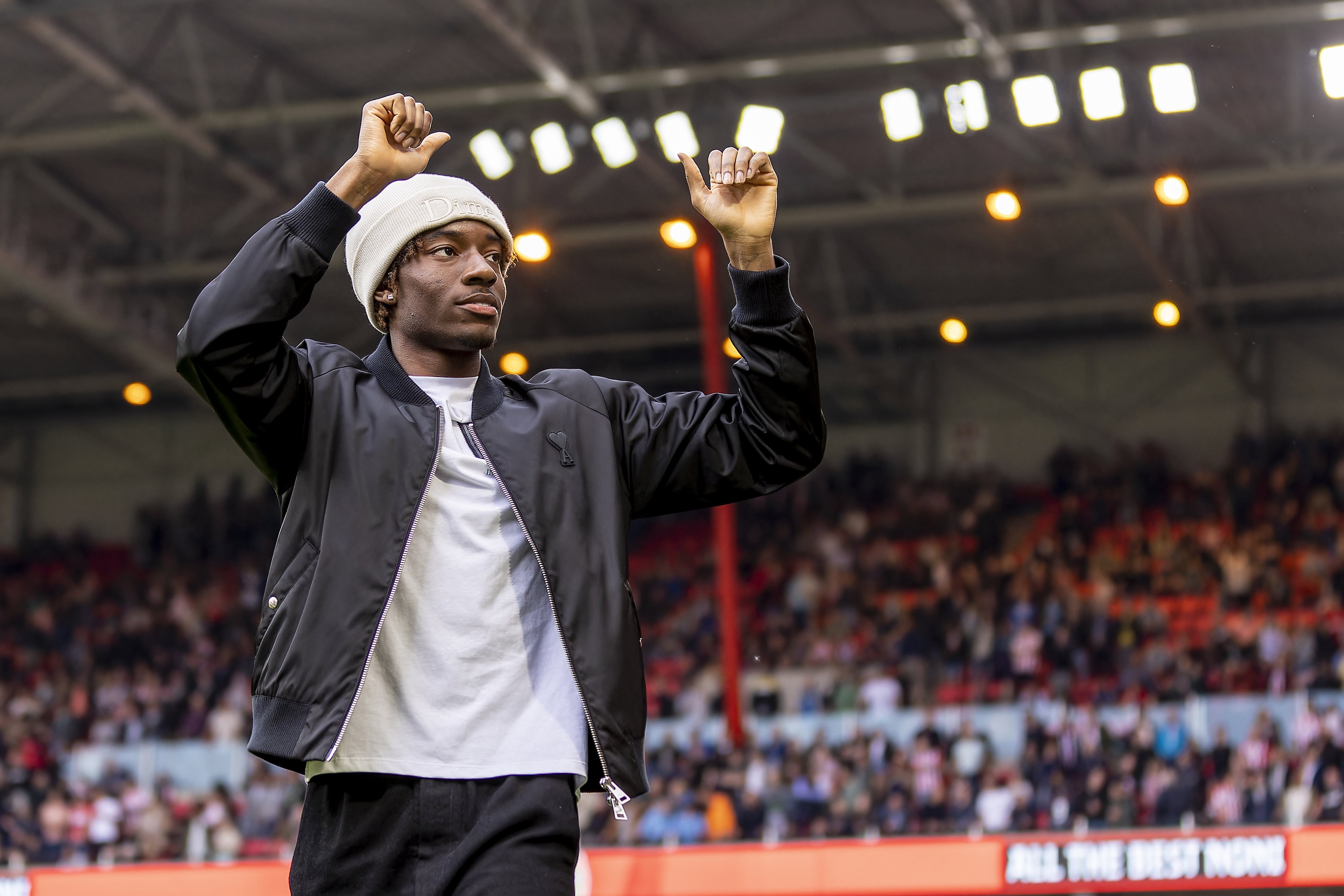 Noni Madueke neemt afscheid van de PSV-supporters