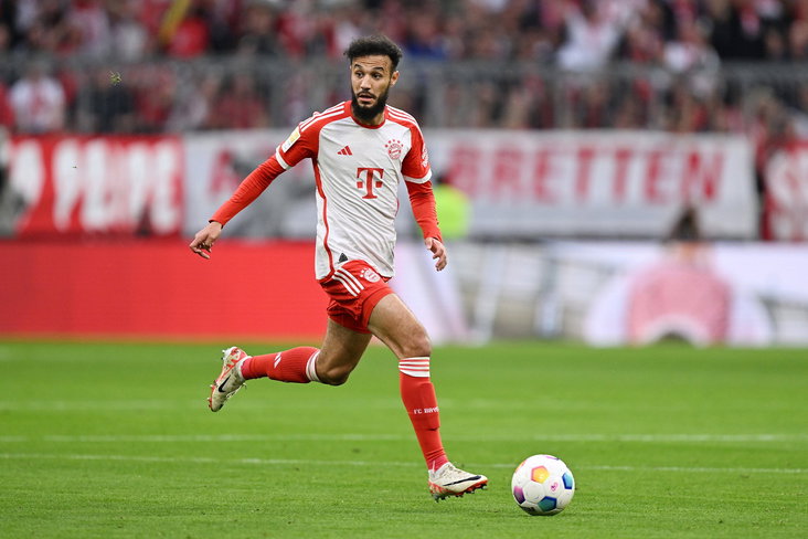 Noussair Mazraoui aan de bal voor Bayern Muncen