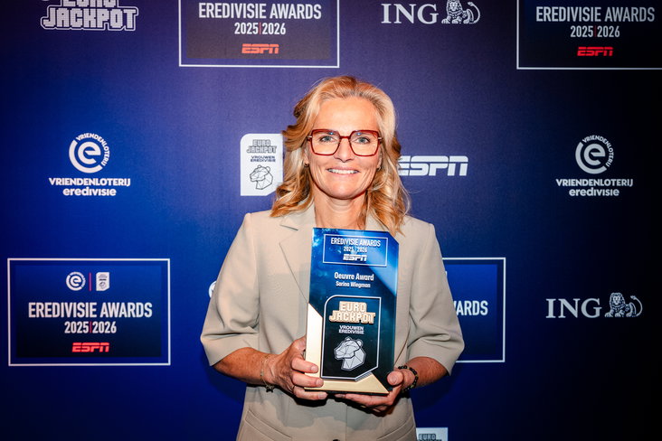 Sarina Wiegman met de Vrouwen Eredivisie Oeuvre Award