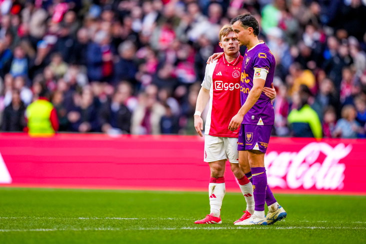Oliver Edvardsen knuffelt Mats Deijl