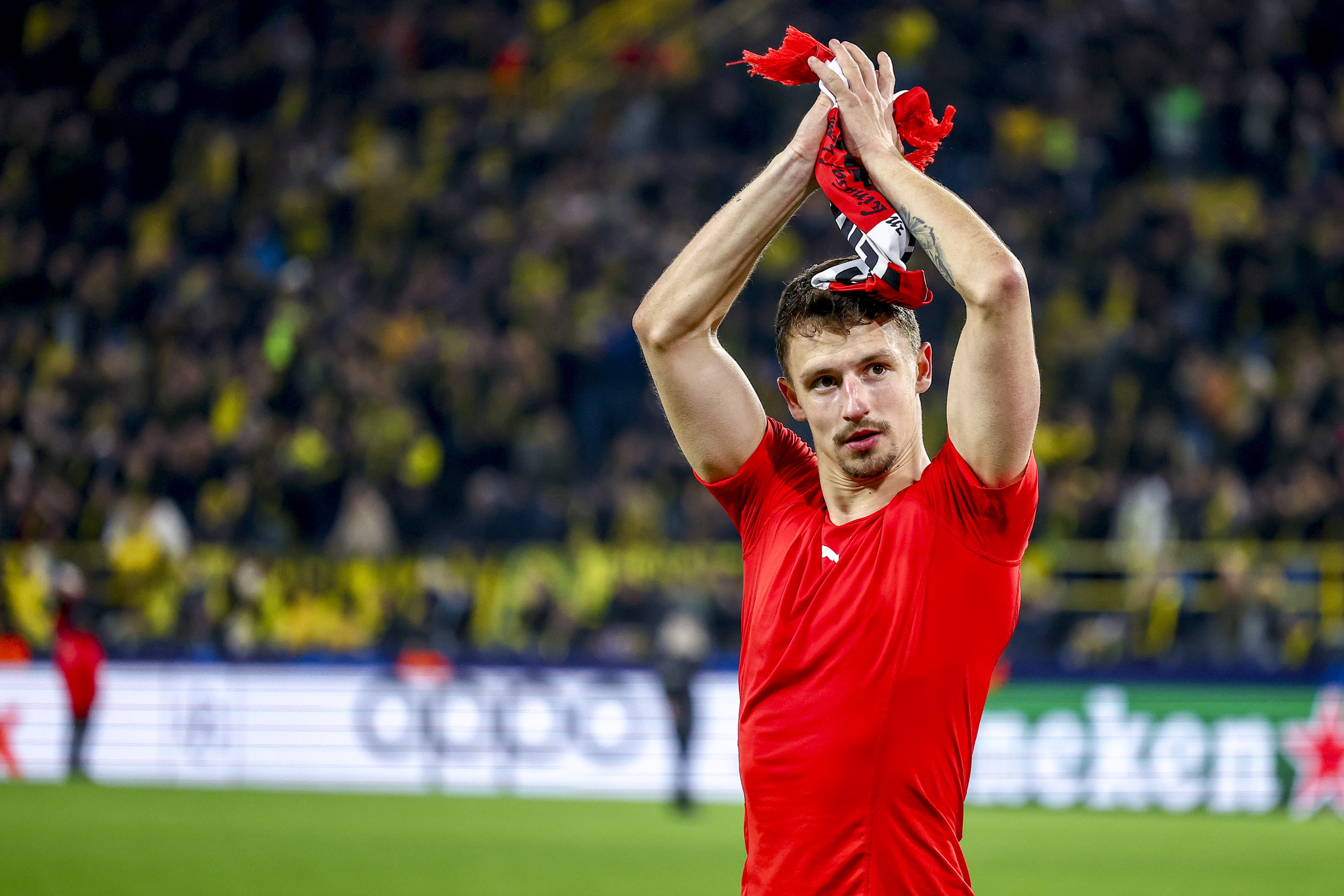 Olivier Boscagli bedankt de supporters van PSV