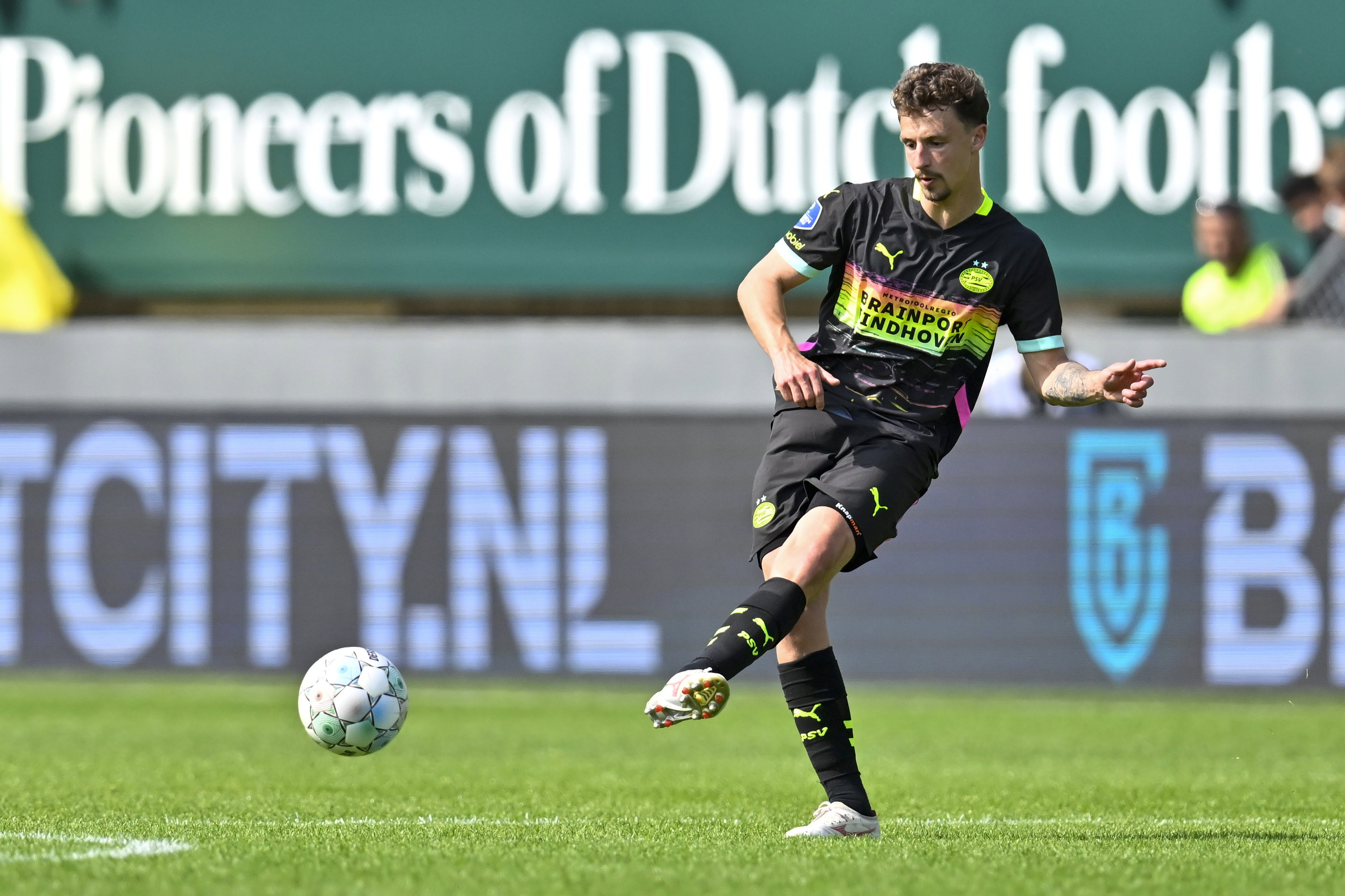 Olivier Boscagli in het nieuwe uitshirt van PSV