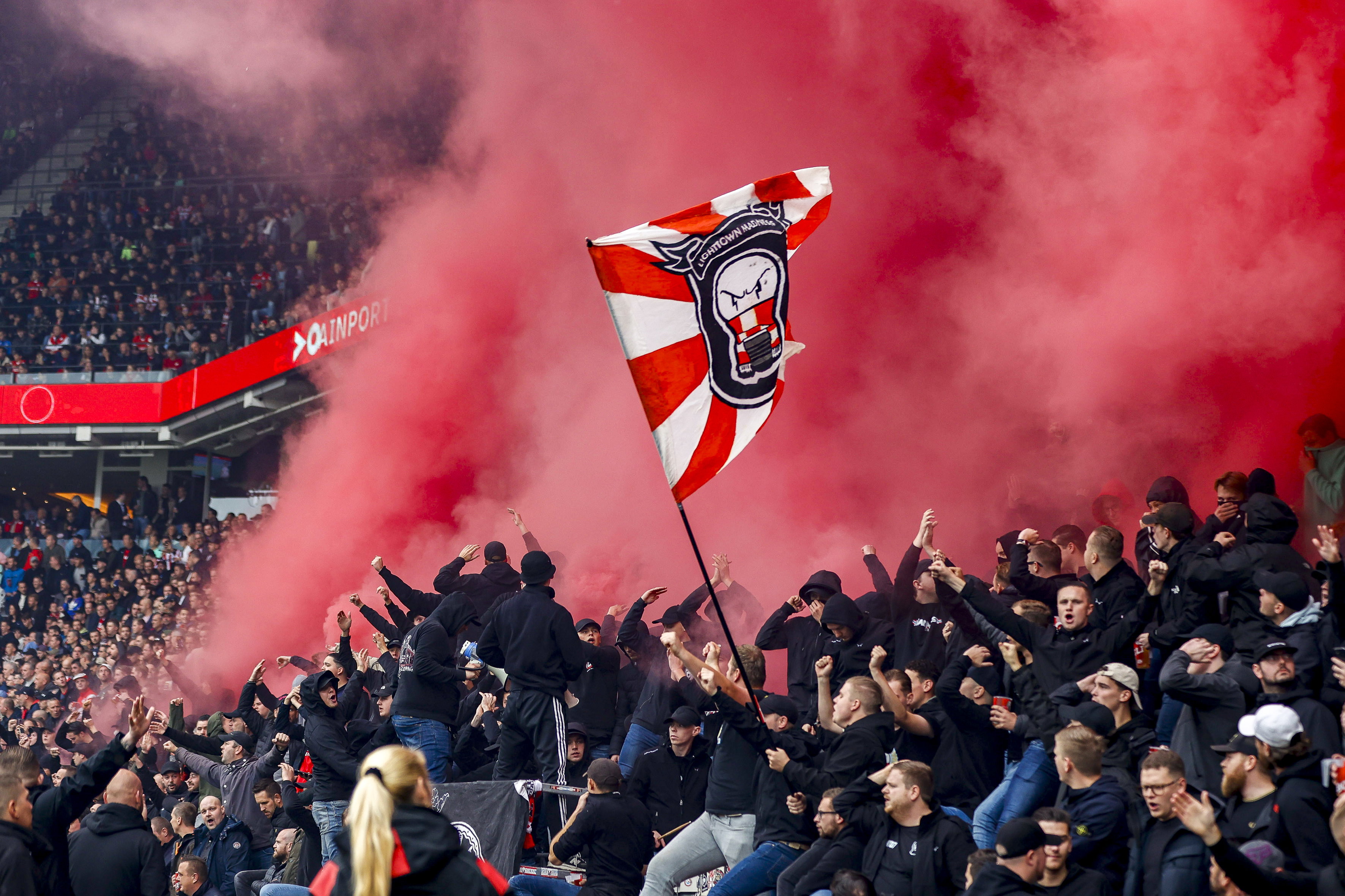 Oost tijdens het duel tussen PSV en Ajax