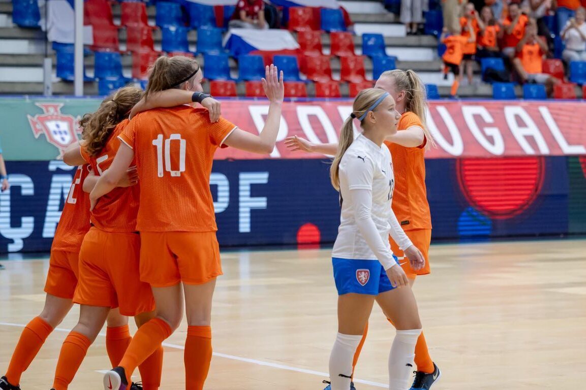 Oranje Futsal juicht na een doelpunt