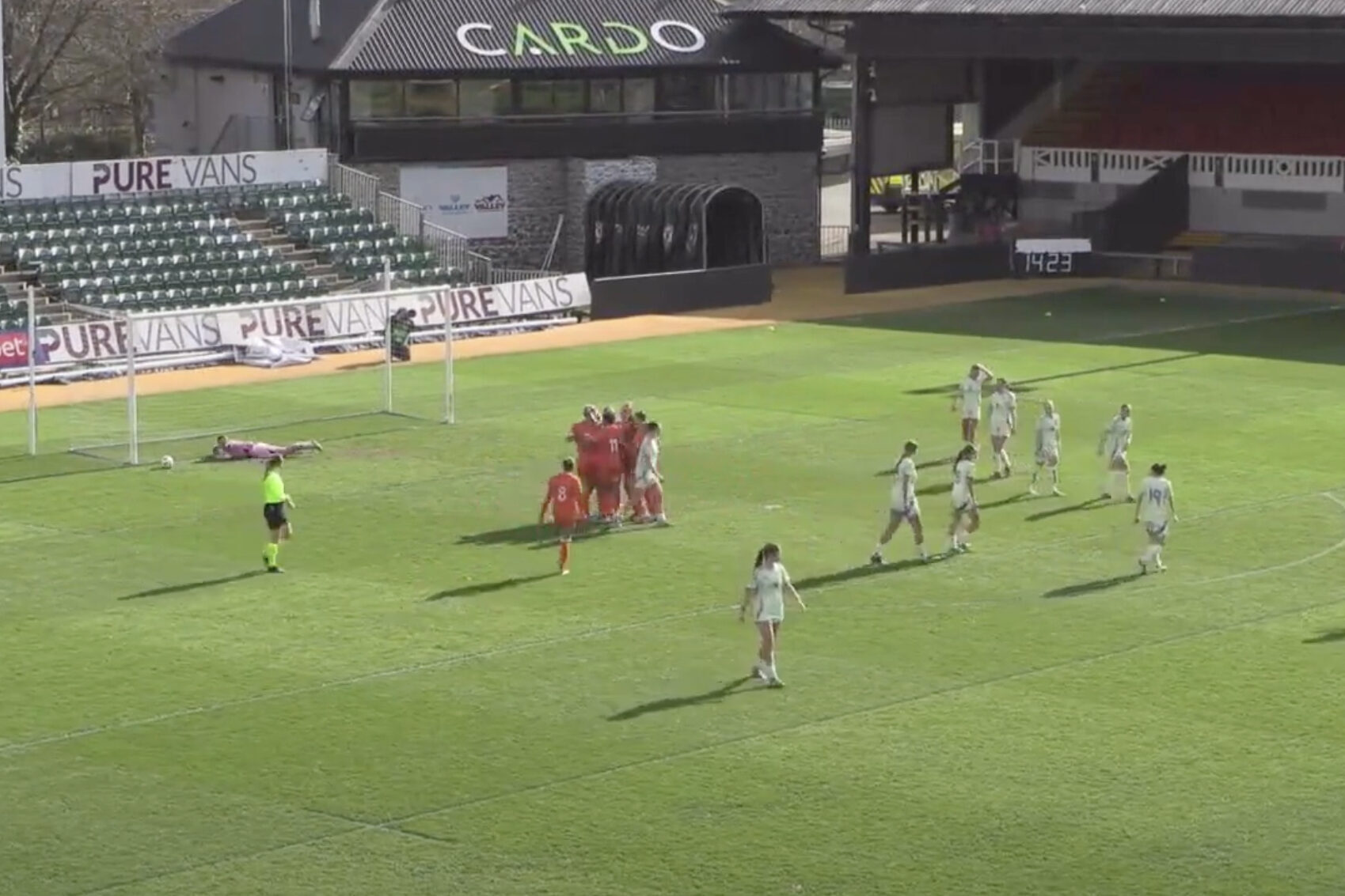 Oranje O17 juicht na een goal tegen Wales