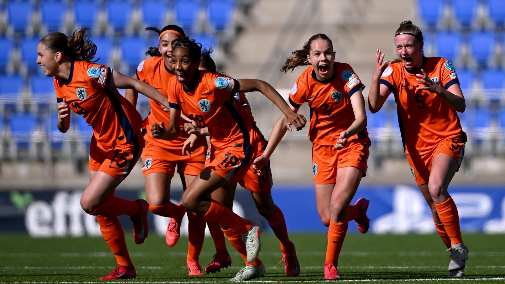 Oranje O17 juicht na het bereiken van de finale