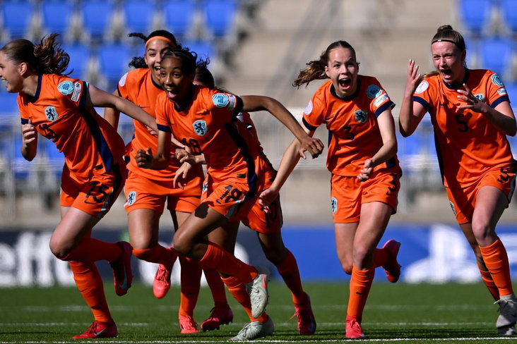 Oranje O17 juicht na het bereiken van de finale