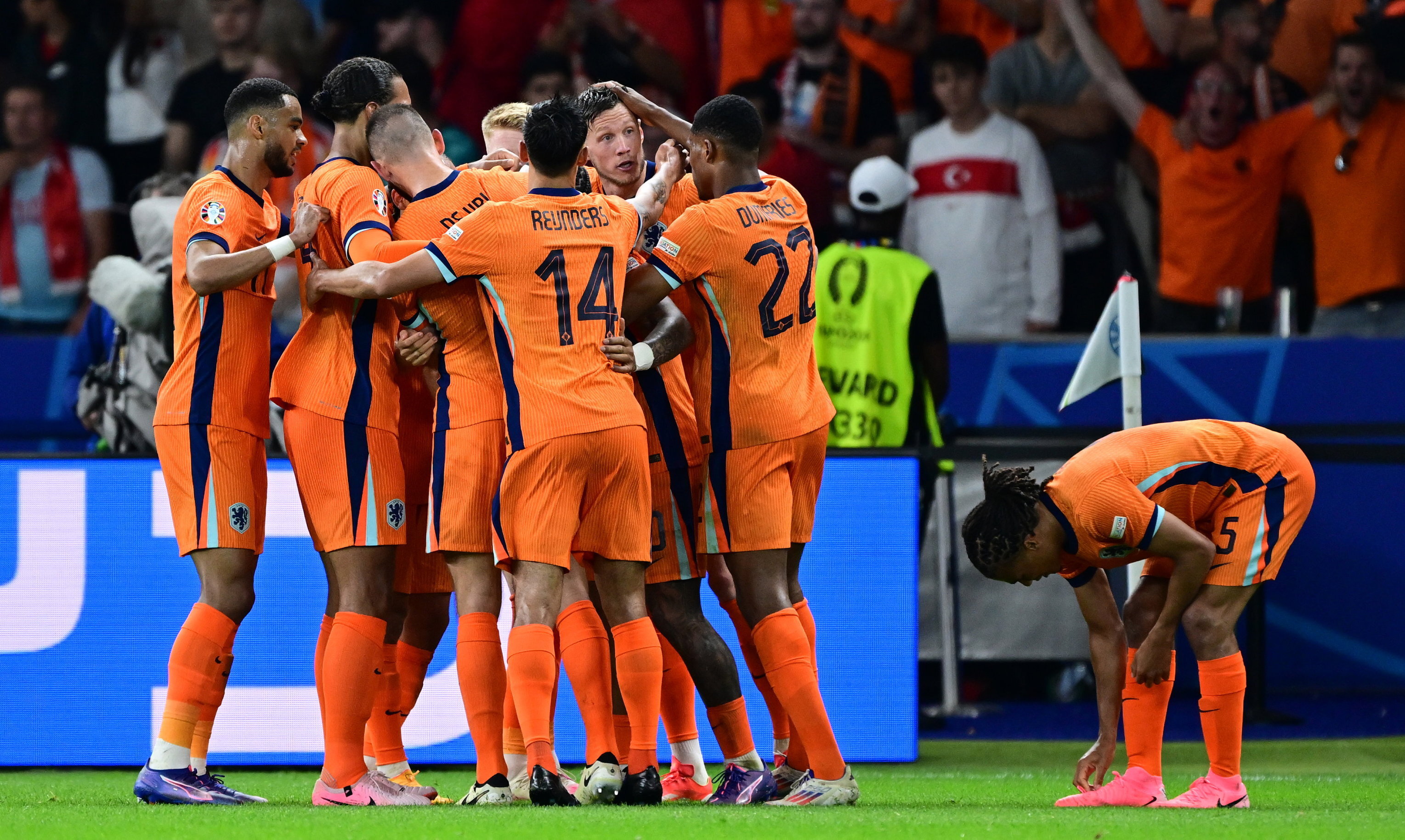 Oranje viert de gelijkmaker van Stefan de Vrij tegen Turkije