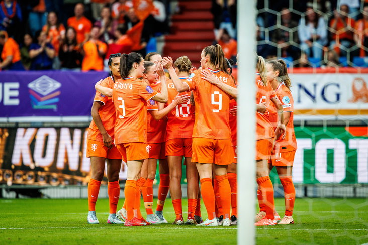 Oranje viert de goal van Jill Roord