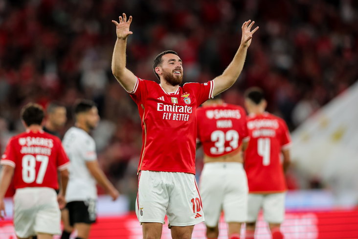 Orkun Kökçü juicht na zijn eerste doelpunt voor Benfica
