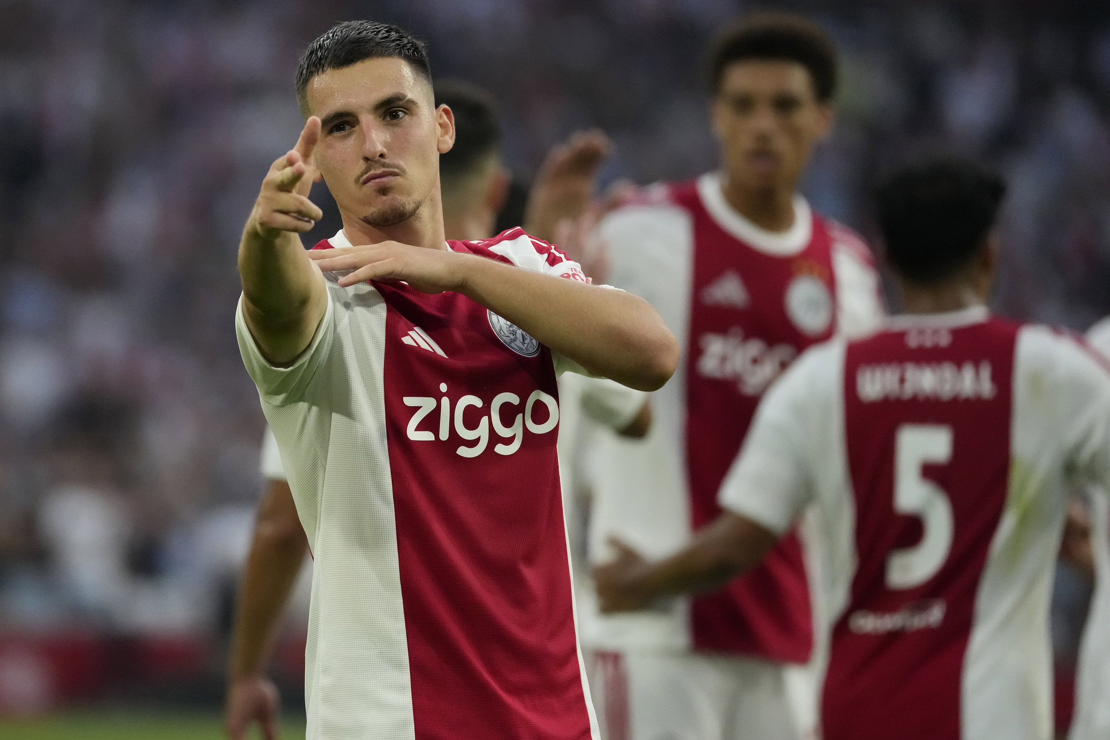 Oscar Gloukh maakt een hattrick