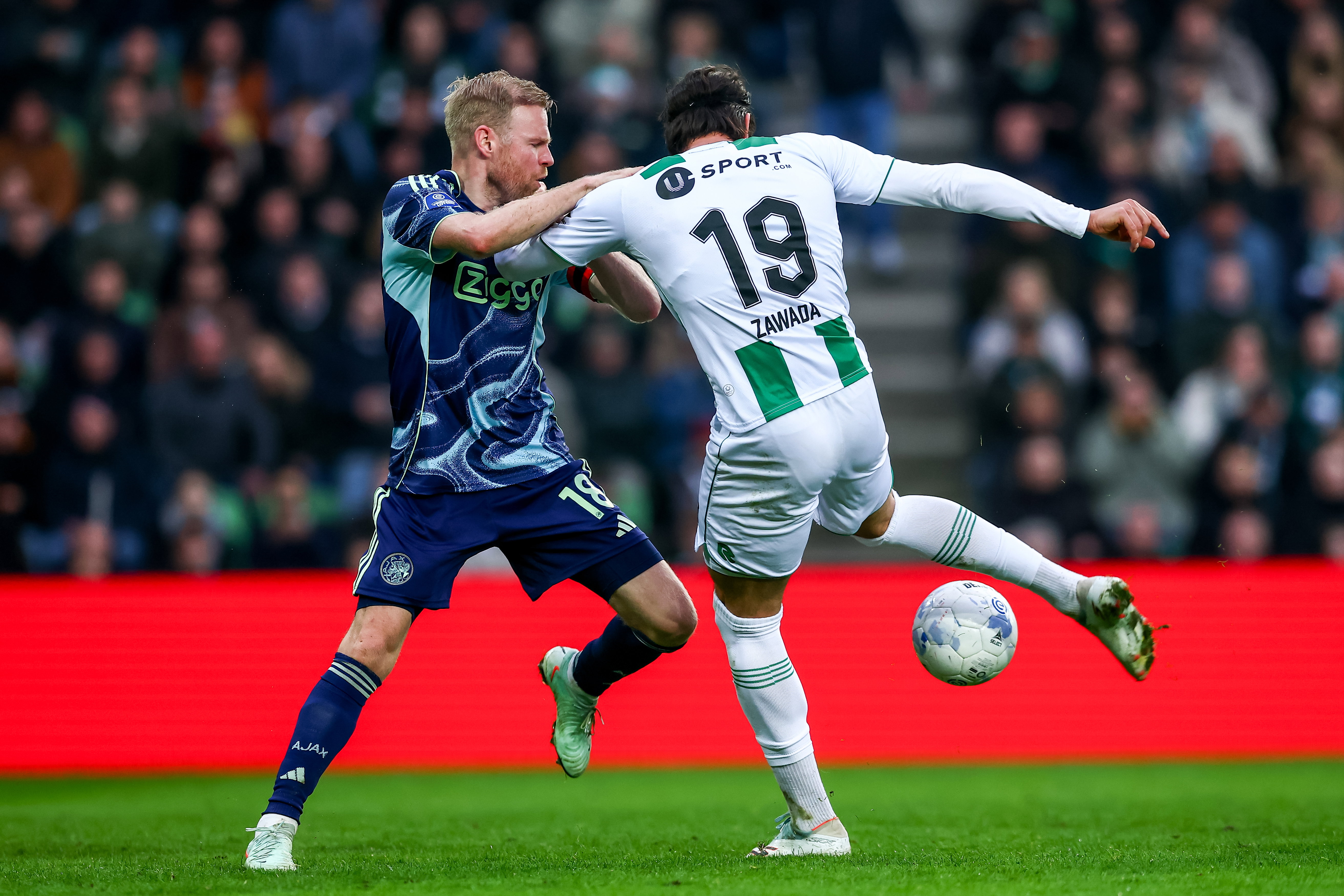 Oskar Zawada in duel met Davy Klaassen