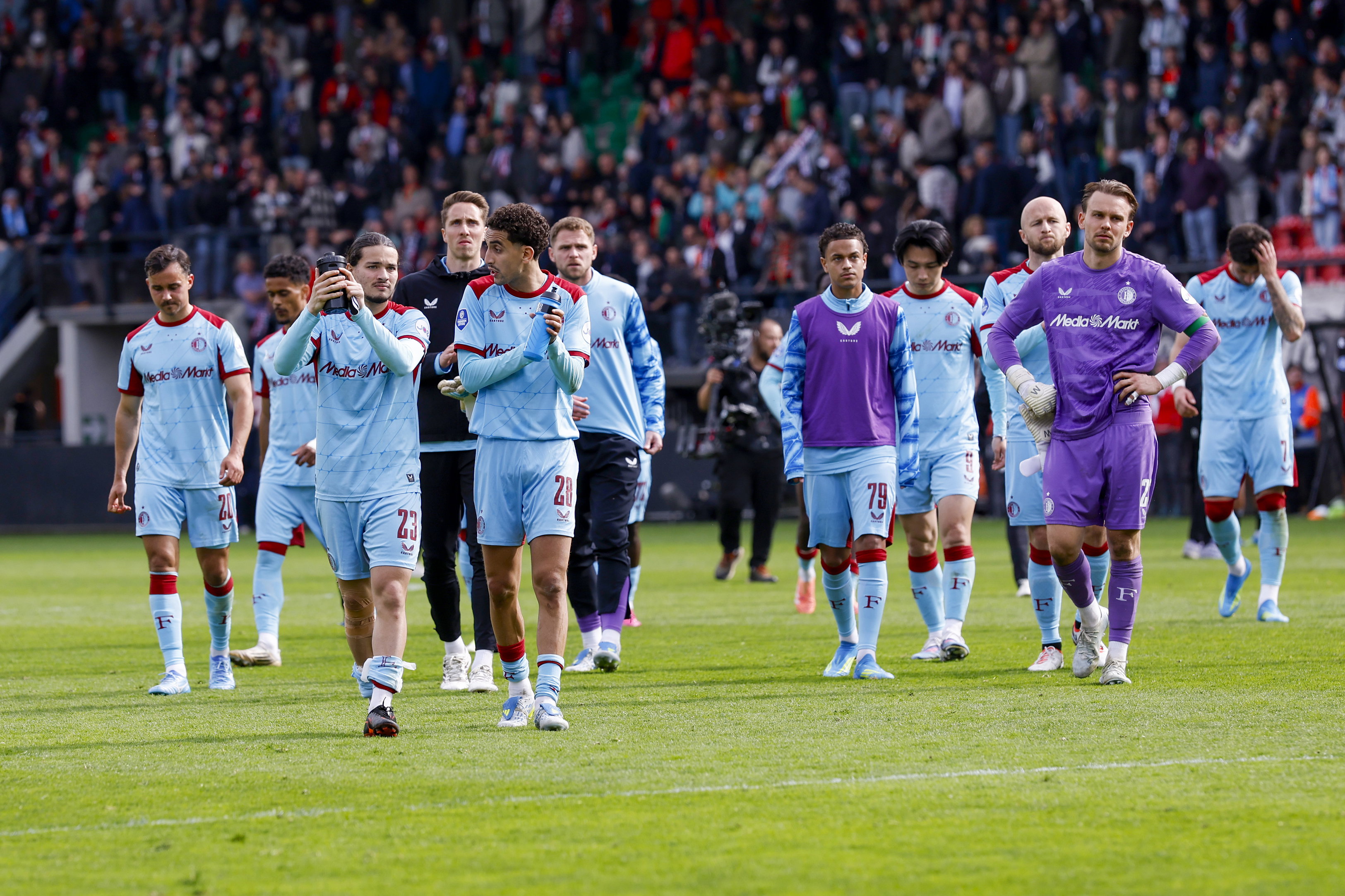 Oussama Targhalline en andere Feyenoorders bedanken de fans