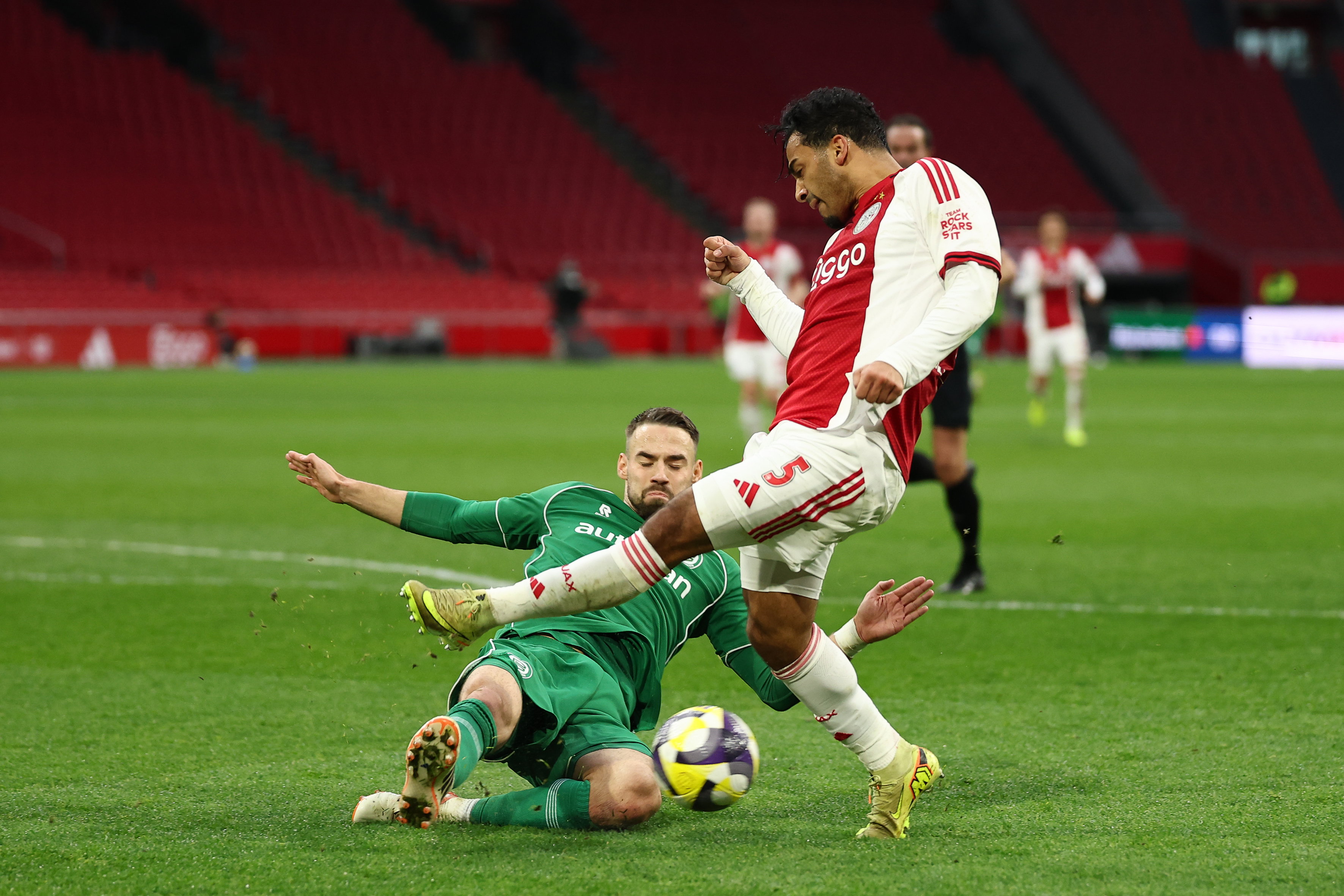 Owen Wijndal in duel met Marco Rente