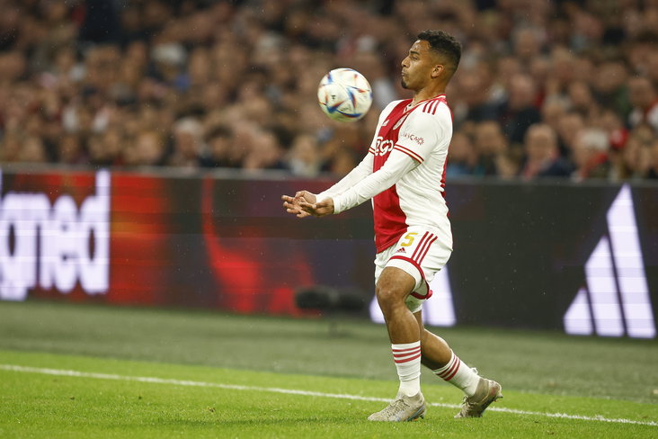 Owen Wijndal neemt de bal op de borst aan