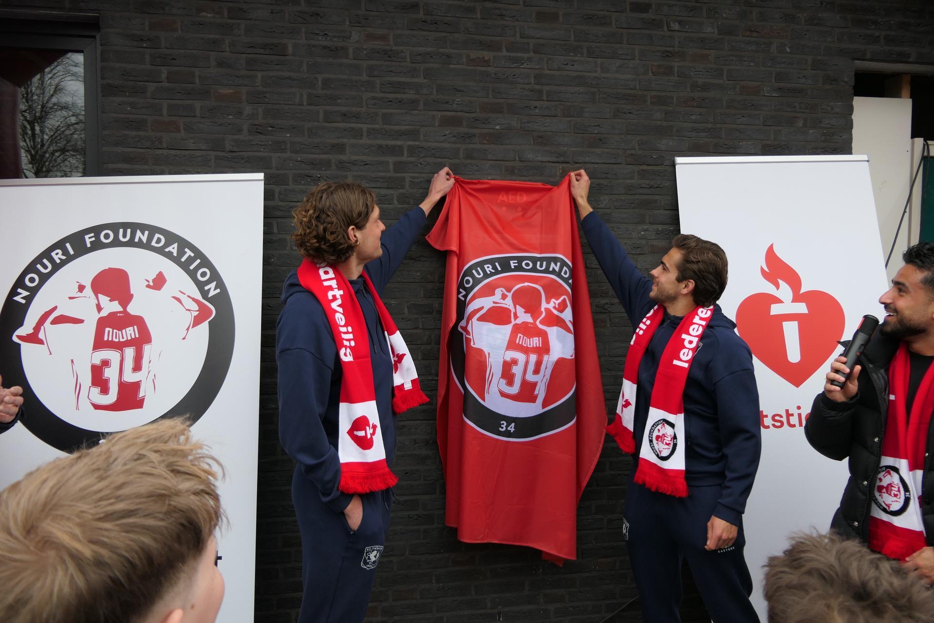 Sam Lammers en Bart van Rooij onthullen de AED