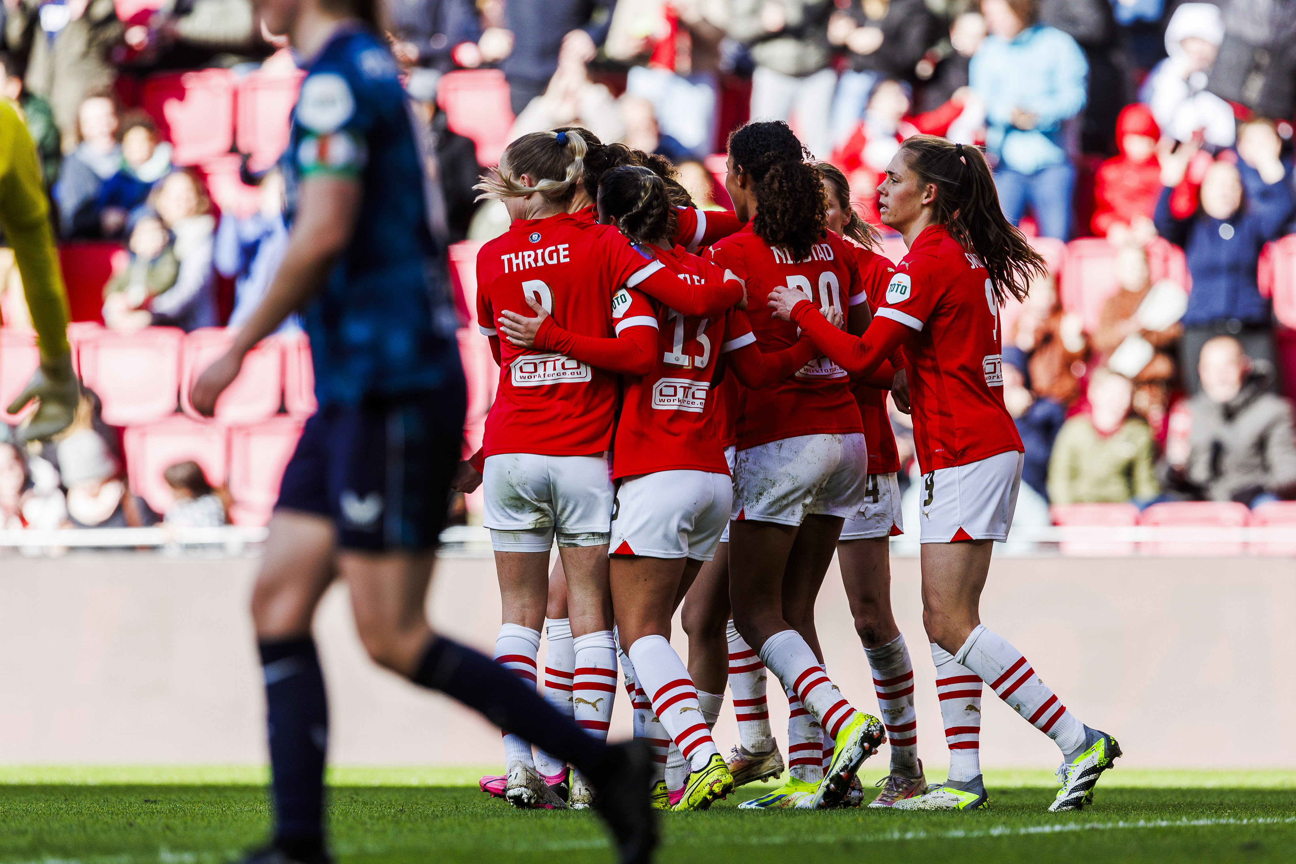 PSV Vrouwen viert de gelijkmaker tegen Feyenoord Vrouwen