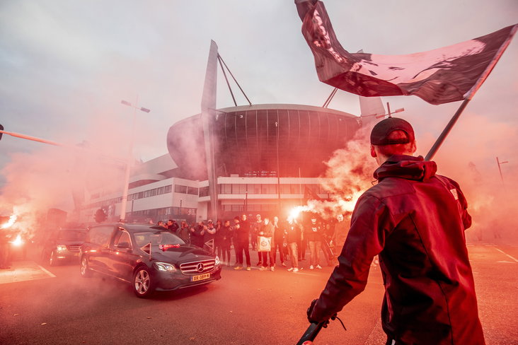 PSV-fans bewijzen Harry van Raaij een laatste eer
